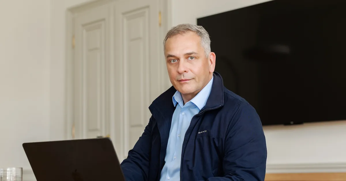 Rico Peuker bei der Auswertung von Funnel-Kennzahlen.
