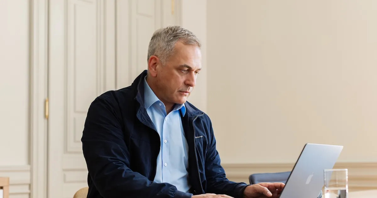 Rico Peuker schreibt am Laptop an einer Reaktivierungs-Sequenz.